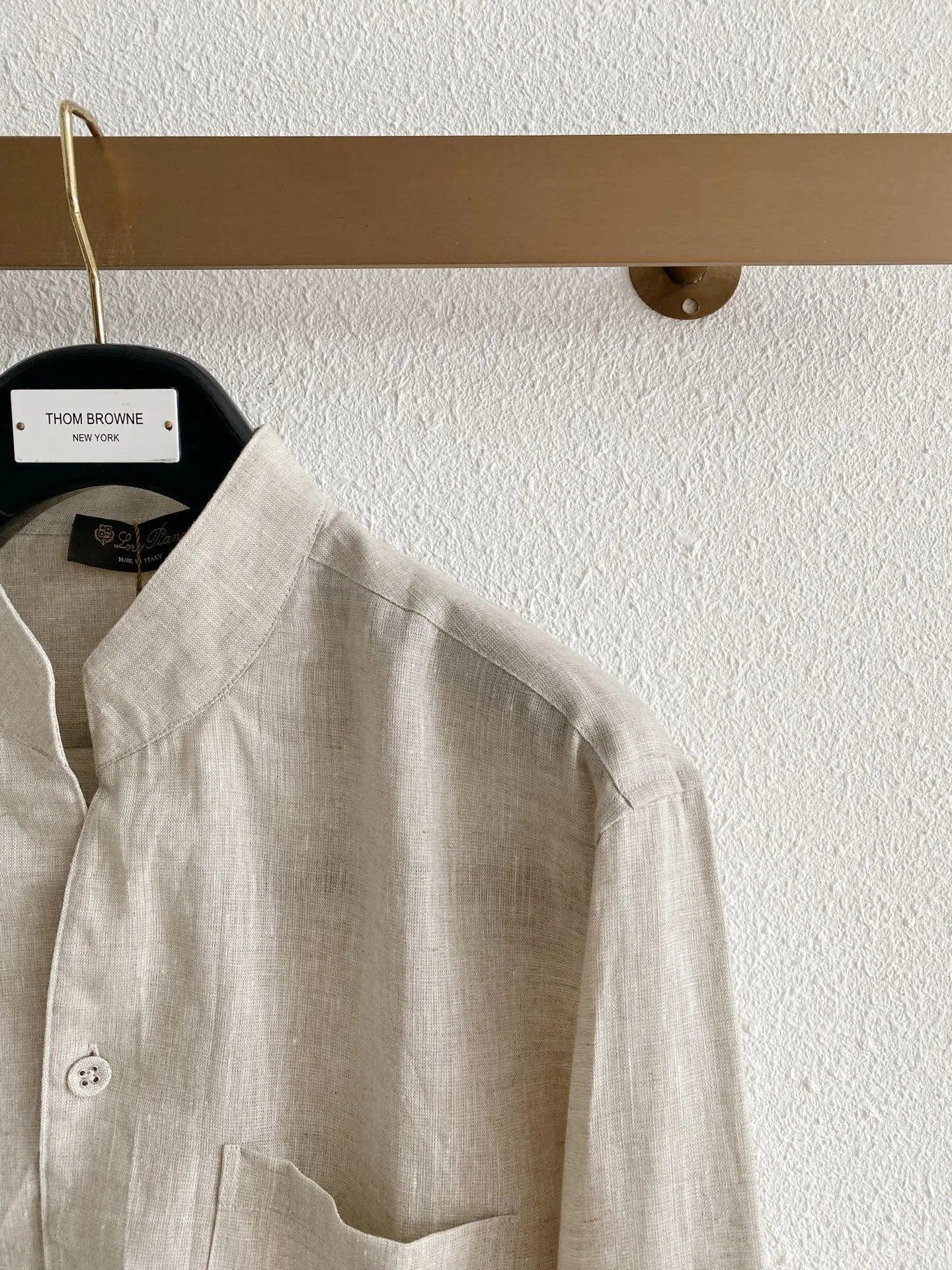 Loro Piana Linen Shirt Fabric: 100% dew linen, the original linen has clear texture, no excess coating, light and breathable, the core fabric for spring and summer, with natural distressed wrinkles, suitable for the relaxed old money style. Style and tailoring: Chinese-style small stand-up collar (Zhongshan stand-up collar), which weakens the toughness of traditional shirts, modifies the neck, and does not highlight the face; Slightly loose straight cut, not tight or pressing, suitable for wearing alone or stacking a vest; Square patch pocket on the left chest, simple and practical, no redundant printed logo, taking a minimalist and low-key route; Regular long-sleeved cuffs can be rolled up to create a casual atmosphere. Color selection: Three colors (primary hemp Beige, pure white, matte black), covering all commuting and leisure scenes. Style positioning: New Chinese style casual, Italian light business, daily relaxed wear, same style unisex version for men and women. Sizes:M-4XL